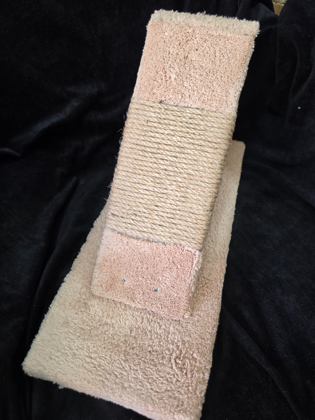 Sargılı ve Peluş Tabanlı Krem Rengi Kedi Tırmalama Direği